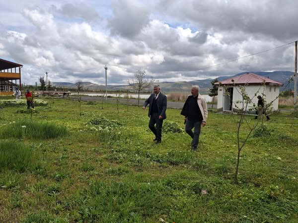 İlçemiz göl kenarında mesire alanında  ot biçimi temizlik çalışmaları